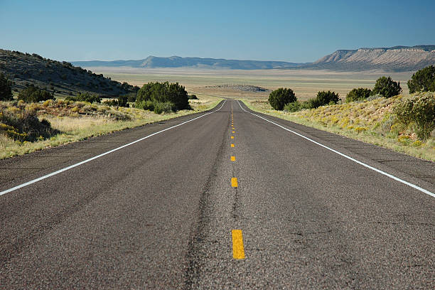 ルート 66 で北アリゾナ - small town horizontal highway travel locations ストックフォトと画像