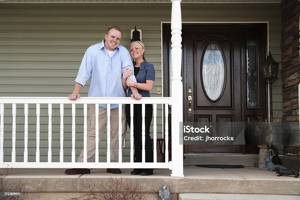 Junges Paar auf Veranda - Lizenzfrei Amerikanisches Kleinstadtleben Stock-Foto