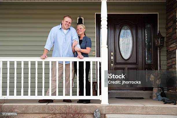 Junges Paar Auf Veranda Stockfoto und mehr Bilder von Amerikanisches Kleinstadtleben - Amerikanisches Kleinstadtleben, Lächeln, Lebensstil