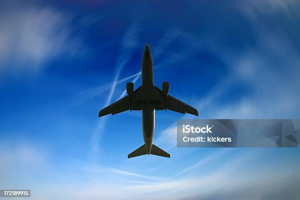 Avião E Fantasia Céu - Fotografias de stock e mais imagens de Abaixo - Abaixo, Avião, Alto-Contraste