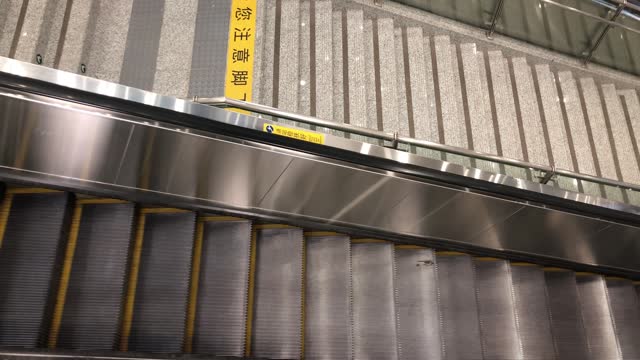 Escalator floor
