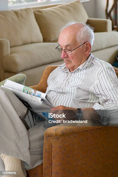 Älterer Mann Lesen Das Papier Stockfoto und mehr Bilder von 1970-1979 - 1970-1979, 70-79 Jahre, 80-89 Jahre