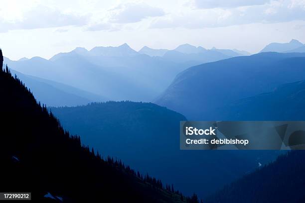 Maestose Montagne - Fotografie stock e altre immagini di Montagna - Montagna, Montana, Alberato