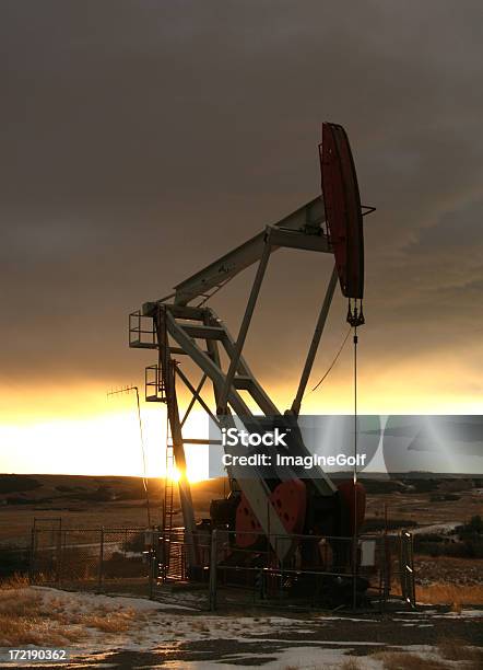 Aceite Gas Foto de stock y más banco de imágenes de Amarillo - Color - Amarillo - Color, Bomba de petróleo, Canadá