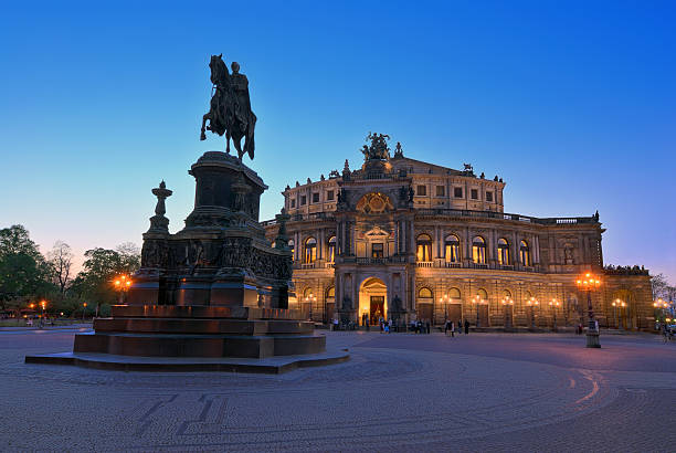 ópera de semper - opera house semper opera house statue theaterplatz imagens e fotografias de stock