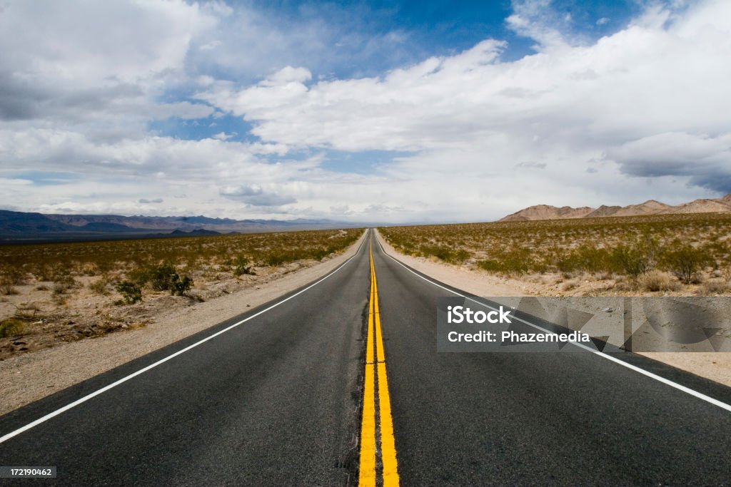 Estrada e azul céu é - Foto de stock de Conceito royalty-free