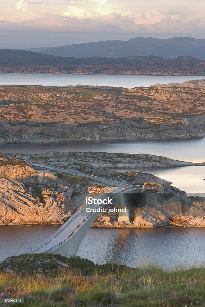 Мост на остров - Стоковые фото Арка - архитектурный элемент роялти-фри
