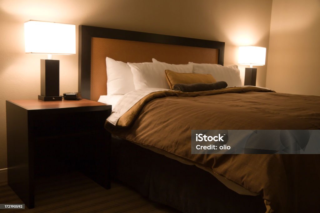 ベッドのモダンなホテル - くつろぐのロイヤリティフリーストックフォト