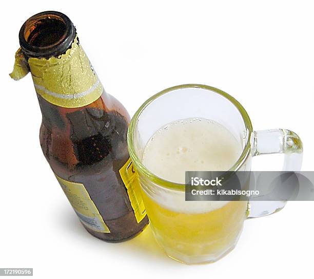 Taza Y Botella De Cerveza Foto de stock y más banco de imágenes de Bebida - Bebida, Botella, Botella de cerveza