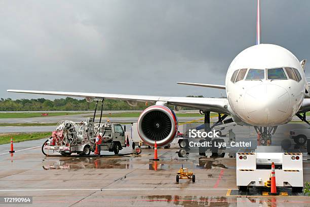 A Repostar Un Avión En El Aeropuerto 1 Foto de stock y más banco de imágenes de Combustible fósil - Combustible fósil, Producción de combustible y energía, Avión