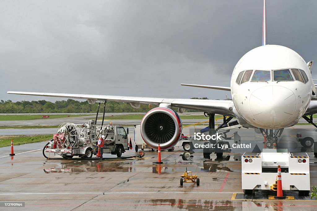 Rifornimento di un aereo in aeroporto # 1 - Foto stock royalty-free di Combustibile fossile
