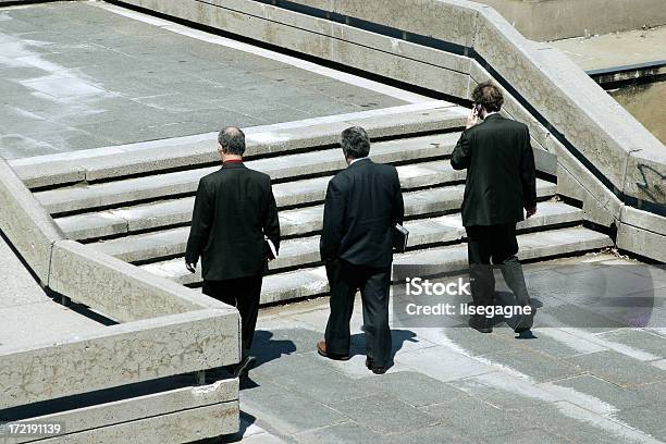 Gente De Negocios Caminando Al Aire Libre Foto de stock y más banco de imágenes de Adulto - Adulto, Adulto maduro, Aire libre