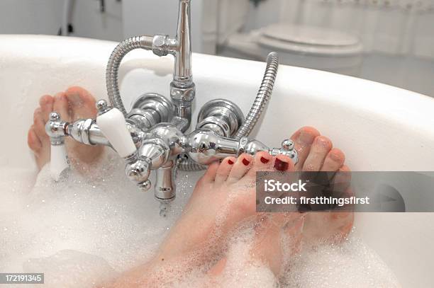 Schaumbad Stockfoto und mehr Bilder von Menschliches Sexualverhalten - Menschliches Sexualverhalten, Badezimmer, Bathroom