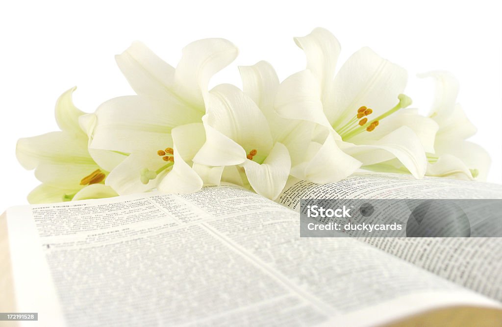 Bibel mit Ostern Lilien (KJV - Lizenzfrei Ostern Stock-Foto