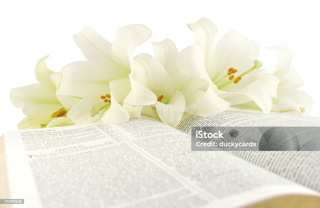 Bíblia com lírios (KJV) Páscoa - Foto de stock de Páscoa royalty-free