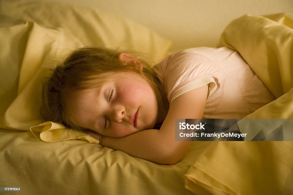 소녀만, 광활한 수면 - 로열티 프리 2-3 살 스톡 사진
