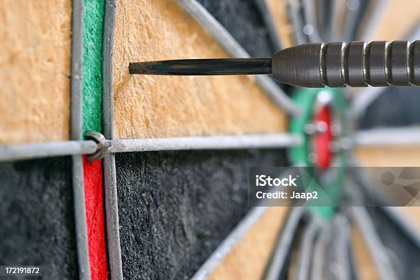 Seitenansicht Nahaufnahme Von Einem Dart Auf Die Dartscheibe Stockfoto und mehr Bilder von Zielscheibe