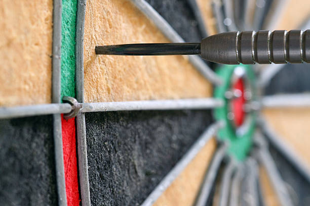 측면 뷰 (close-up of 외동 dart 만들진 다트판 - dartboard bulls eye darts pattern 뉴스 사진 이미지