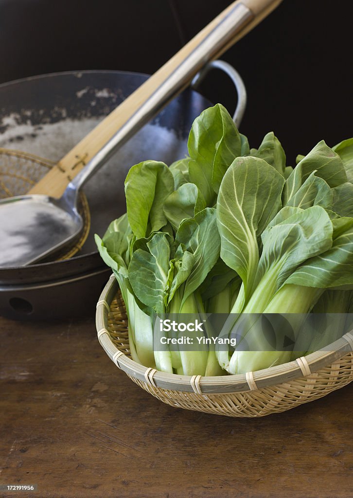 Wok z chińskich Bok Choy, Kuchnia azjatycka jedzenie Warzywo liściaste - Zbiór zdjęć royalty-free (Gotować)