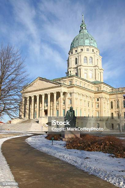 Photo libre de droit de Kansas State Capitol Vertical banque d'images et plus d'images libres de droit de Bleu - Bleu, Chapiteau - Colonne architecturale, Ciel