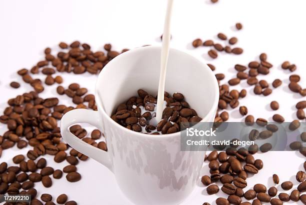 Chicchi Di Caffè In Un Bicchiere Con Latte Fresco - Fotografie stock e altre immagini di Annaffiare - Annaffiare, Arrosto - Cibo cotto, Bianco