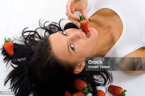 Menina De Morango - Fotografias de stock e mais imagens de Adulto - Adulto, Alimentação Saudável, Baga