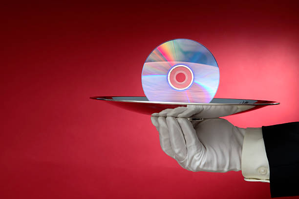 웨이터 제공량의 컴팩트 디스크 한 은쟁반 - dvd cd computer software red 뉴스 사진 이미지