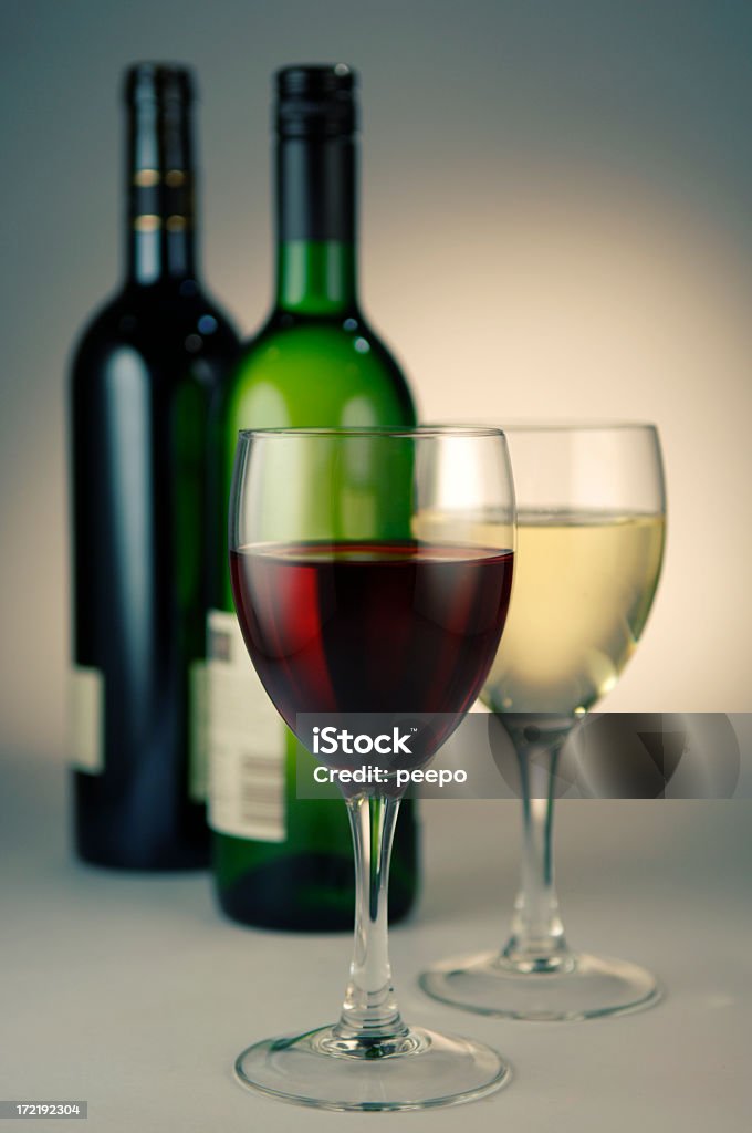 Flaschen und Gläser Wein mit roten und weißen Wein - Lizenzfrei Trinkglas Stock-Foto