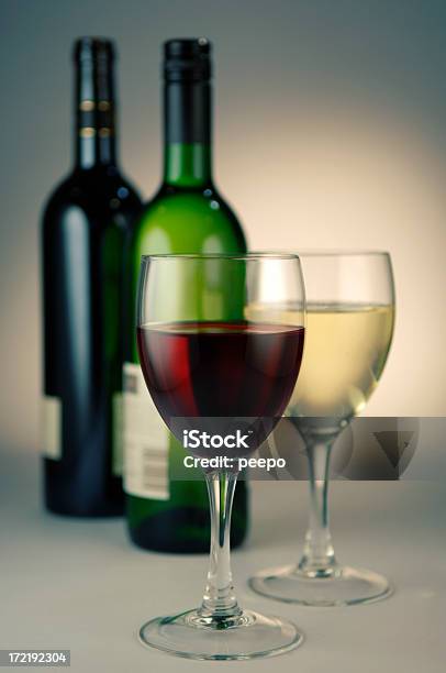 Flaschen Und Gläser Wein Mit Roten Und Weißen Wein Stockfoto und mehr Bilder von Trinkglas - Trinkglas, Weißwein, Alkoholisches Getränk