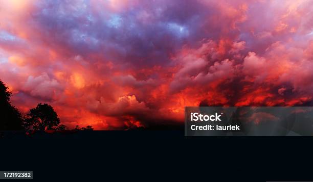 Udramatyzowana Aura Bursztyn - zdjęcia stockowe i więcej obrazów Aura - Aura, Chmura, Chmura burzowa