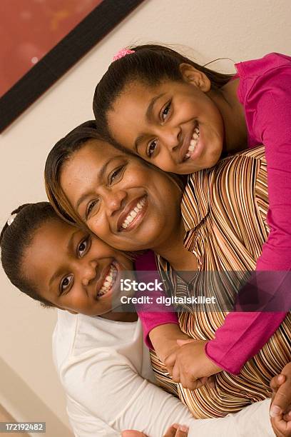 Eu E Os Meus Filhas - Fotografias de stock e mais imagens de Abraçar - Abraçar, Adulto, Afro-americano