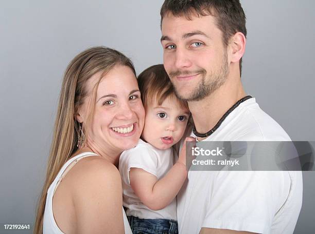 Abrazar La Familia Foto de stock y más banco de imágenes de A la moda - A la moda, Abrazar, Adulto