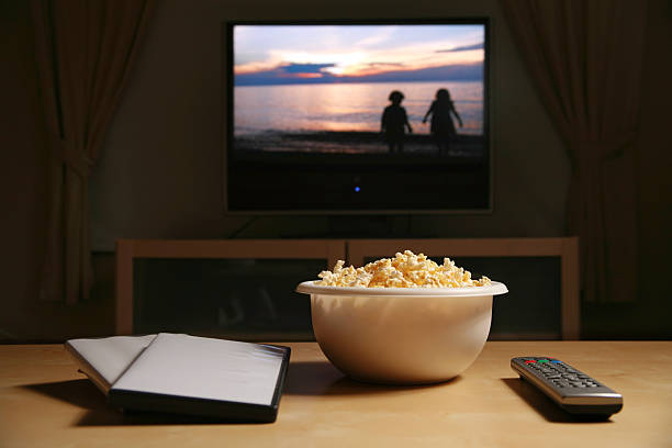 noite de cinema - entertainment center watching tv television popcorn - fotografias e filmes do acervo