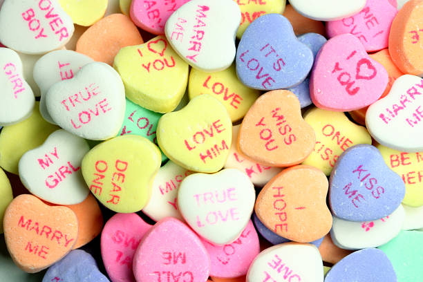 конфеты сердцах полный кадр - candy heart стоковые фото и изображения