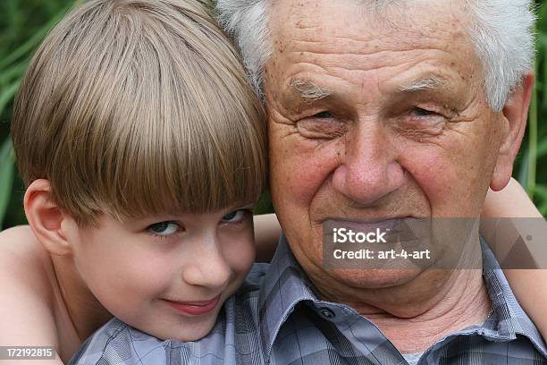 Avô E Neto - Fotografias de stock e mais imagens de Adulto - Adulto, Alegria, Amizade