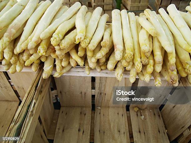 Weißer Spargel Stockfoto und mehr Bilder von Bauernmarkt - Bauernmarkt, Einkaufen, Fotografie