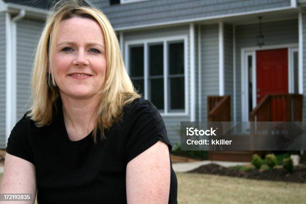 Mujer En Casa Foto de stock y más banco de imágenes de Adulto - Adulto, Adulto de mediana edad, Adulto joven