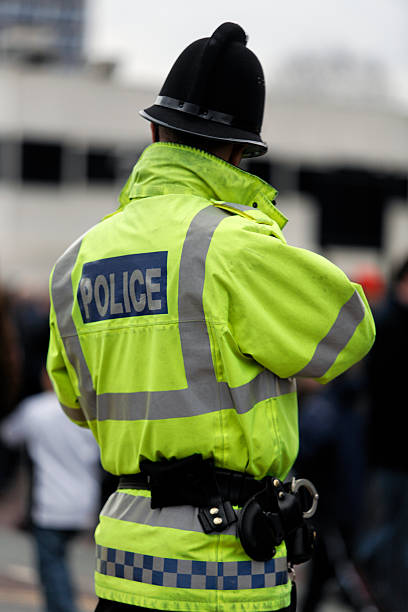 영국 경찰 전통적인 헬멧-아래를 클릭하십시오. - 경찰 제복 뉴스 사진 이미지