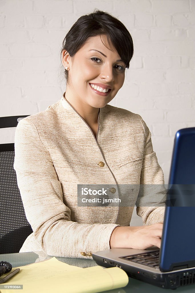 ノートパソコンとビジネスの女性が笑顔 - 1人のロイヤリティフリーストックフォト