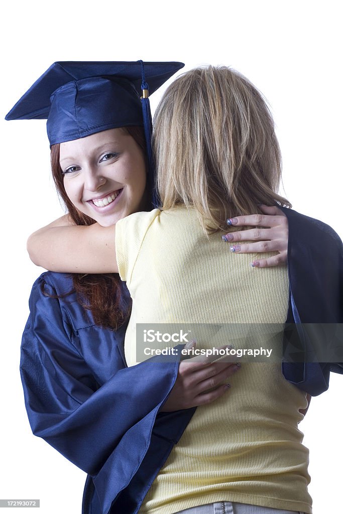 Absolwent hugged przez jej mama. - Zbiór zdjęć royalty-free (18-19 lat)