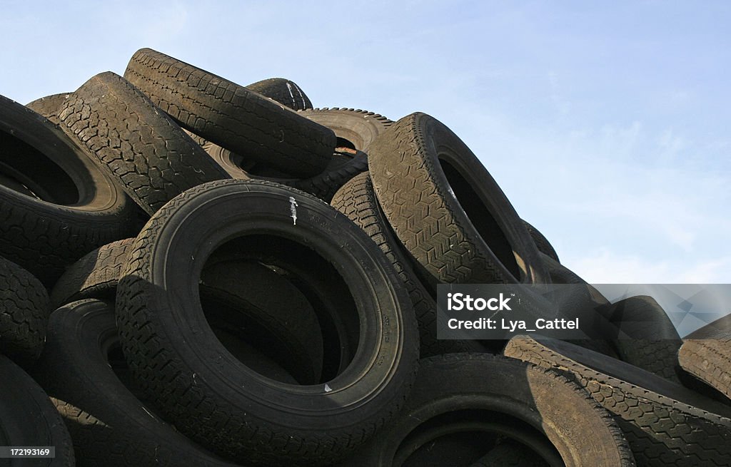 Descarga de tires - Foto de stock de Neumático libre de derechos