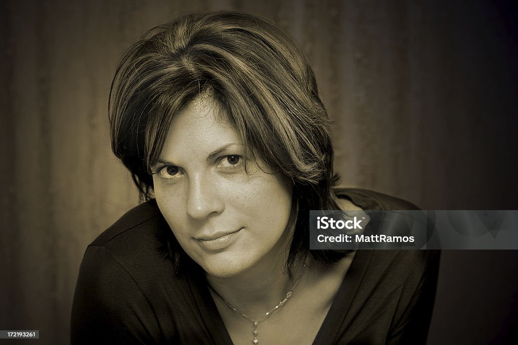 Mujer tonos Sepia - Foto de stock de 30-34 años libre de derechos