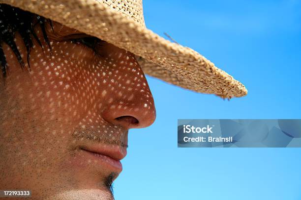 Uomo Che Indossa Un Cappello Di Paglia - Fotografie stock e altre immagini di Modella - Modella, Rilassamento, Sombrero