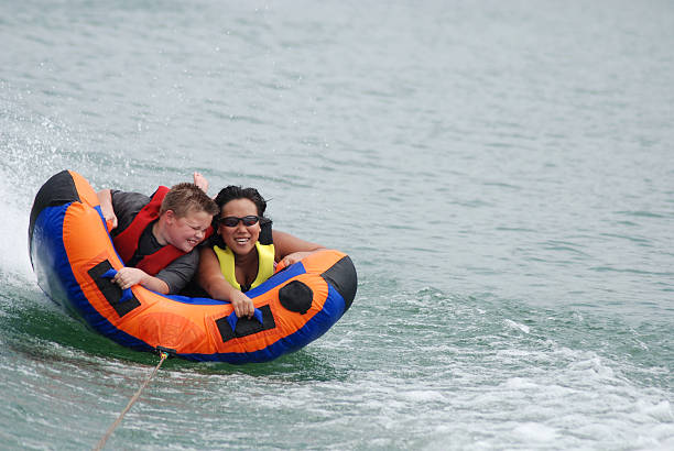 ridere sulla cannula interna - water sport family inner tube sport foto e immagini stock