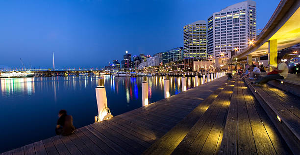 sydney darling harbour ao crepúsculo - sydney harbor panoramic sydney australia skyline - fotografias e filmes do acervo