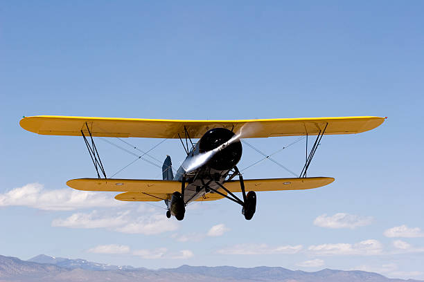 antique biplan 10 - airplane stunt yellow flying photos et images de collection