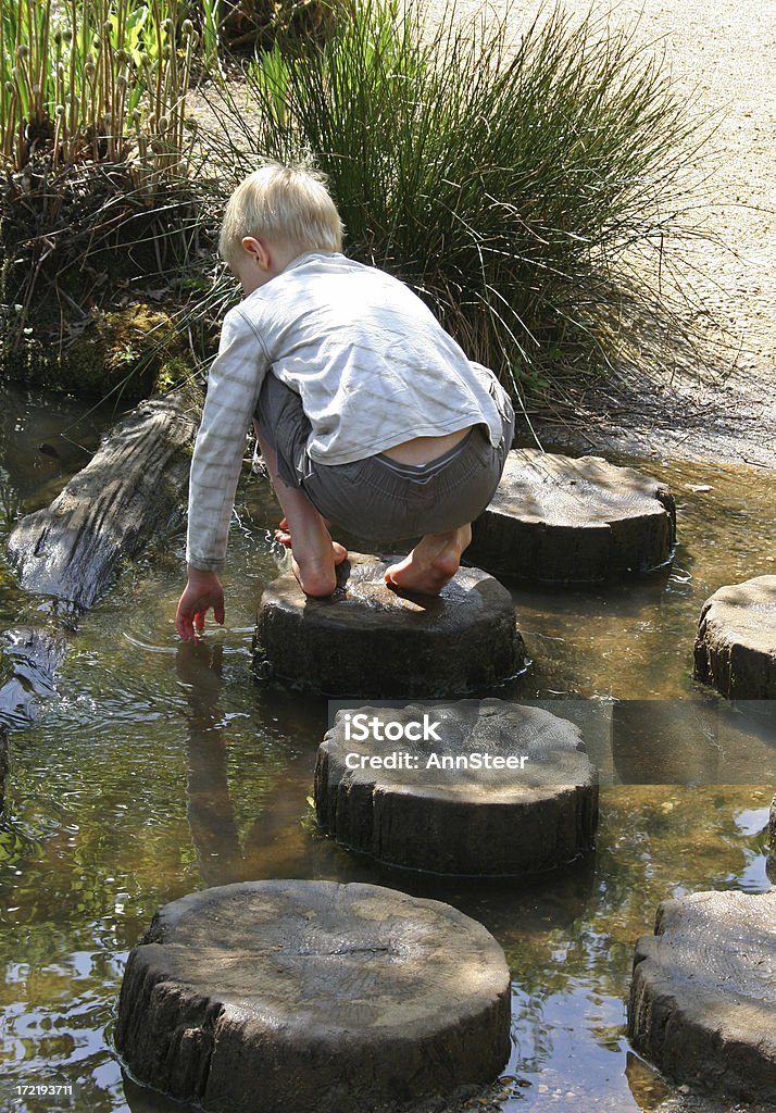 Enfant jouant stepping stones - Photo de Cheveux blonds libre de droits