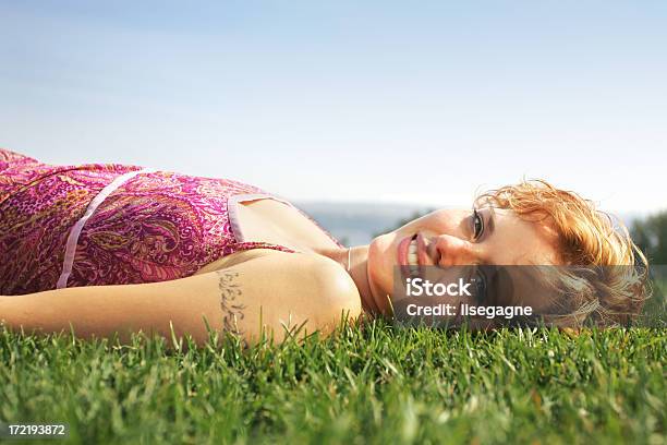 Foto de Jovem Mulher Deitada Na Grama Ii e mais fotos de stock de Adulto - Adulto, Cabelo Ruivo, Cena Não-urbana