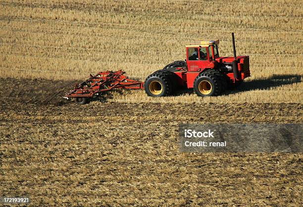 Photo libre de droit de Tracteur Rouge banque d'images et plus d'images libres de droit de Champ - Champ, Rouge, Tracteur