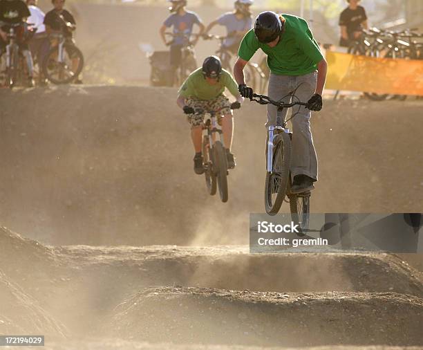 Salto Foto de stock y más banco de imágenes de Bicicleta BMX - Bicicleta BMX, Carrera, Carretera de tierra